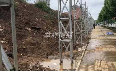 如何合理設置和管理不同類型的簡易圍擋，如臨時性、**性等？